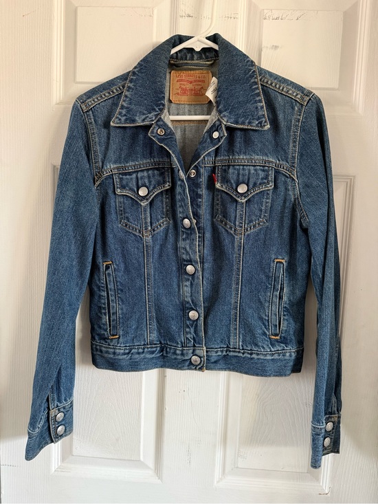 Levi's Jackets & Blazers - Levi's Women's Medium Blue Denim Trucker Jacket